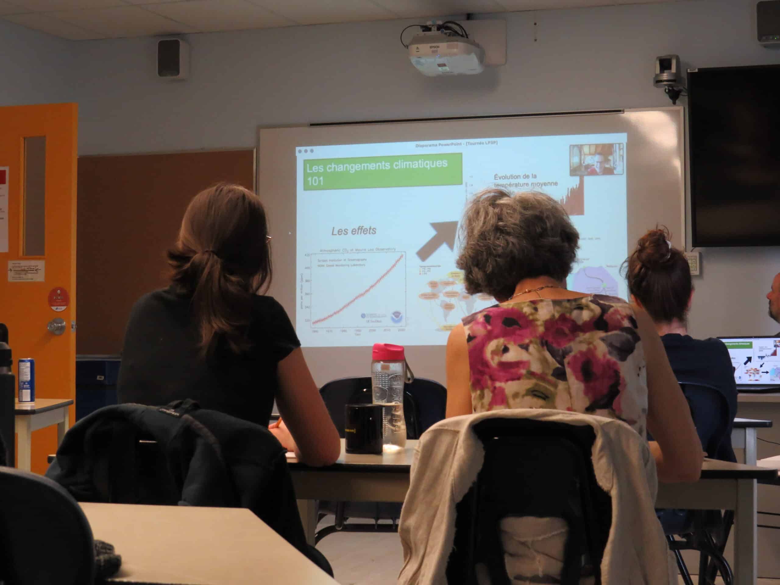 Des militants &eacute;coutent une pr&eacute;sentation