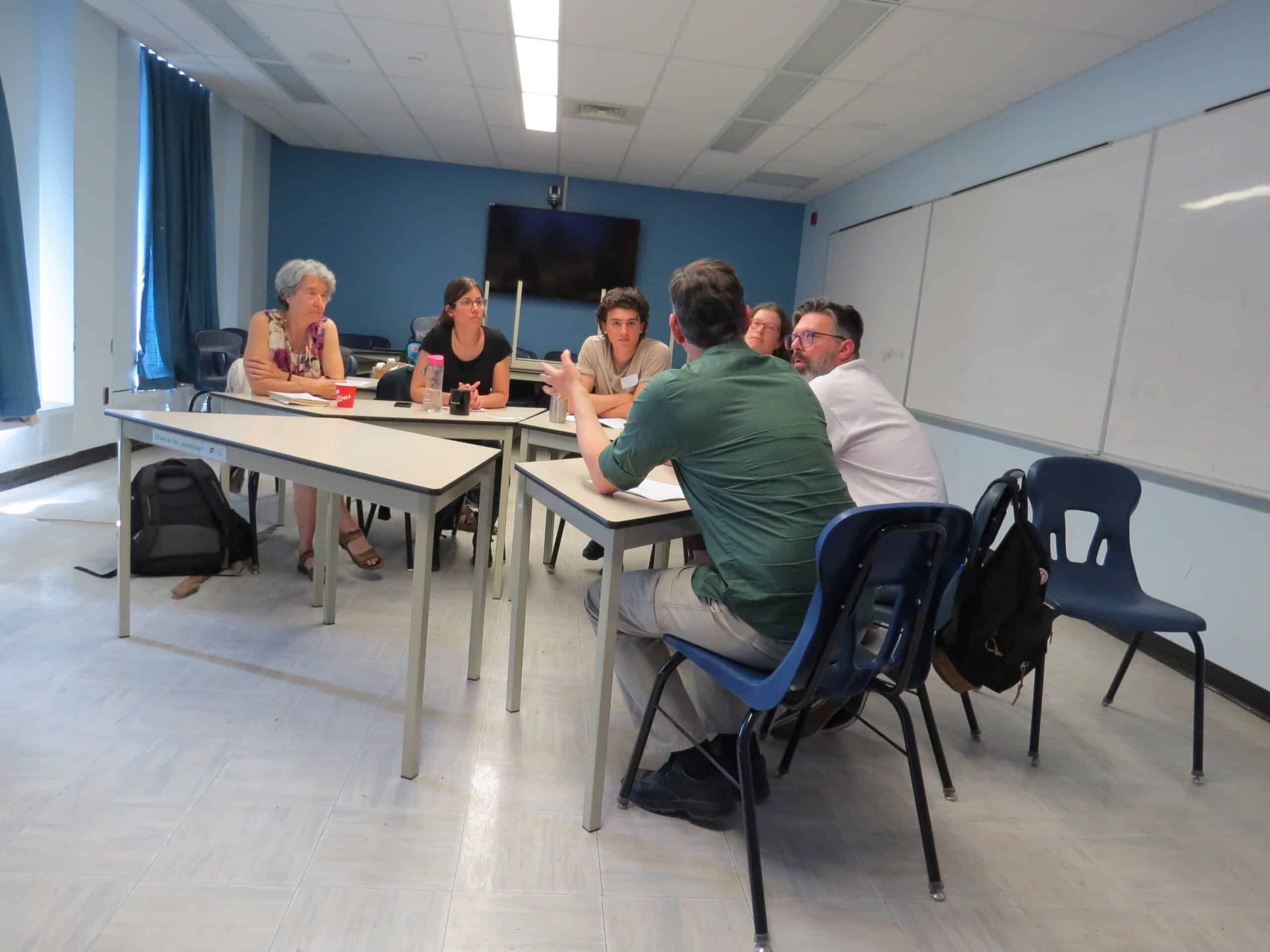 Des militants pr&eacute;parent une action avec la TJC