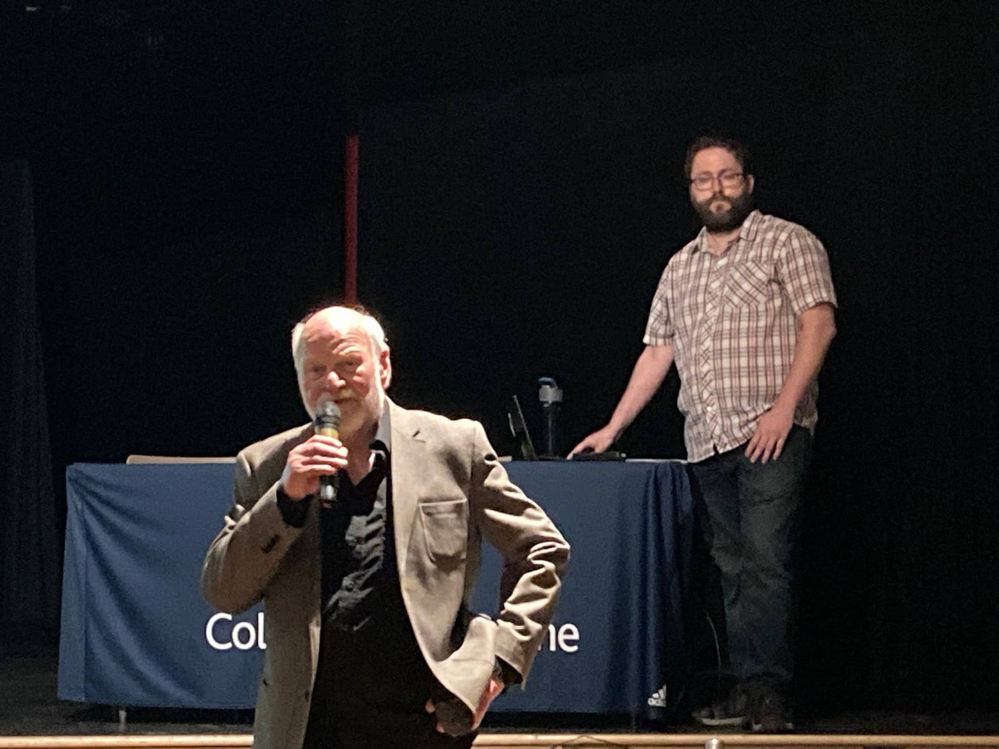 Pierre Landry (&agrave; l'avant) et Samuel Saint-Denis-Lis&eacute;e (&agrave; l'arri&egrave;re) lors de l'assembl&eacute;e citoyenne du jeudi 9 juin | Photo : Sam Harper