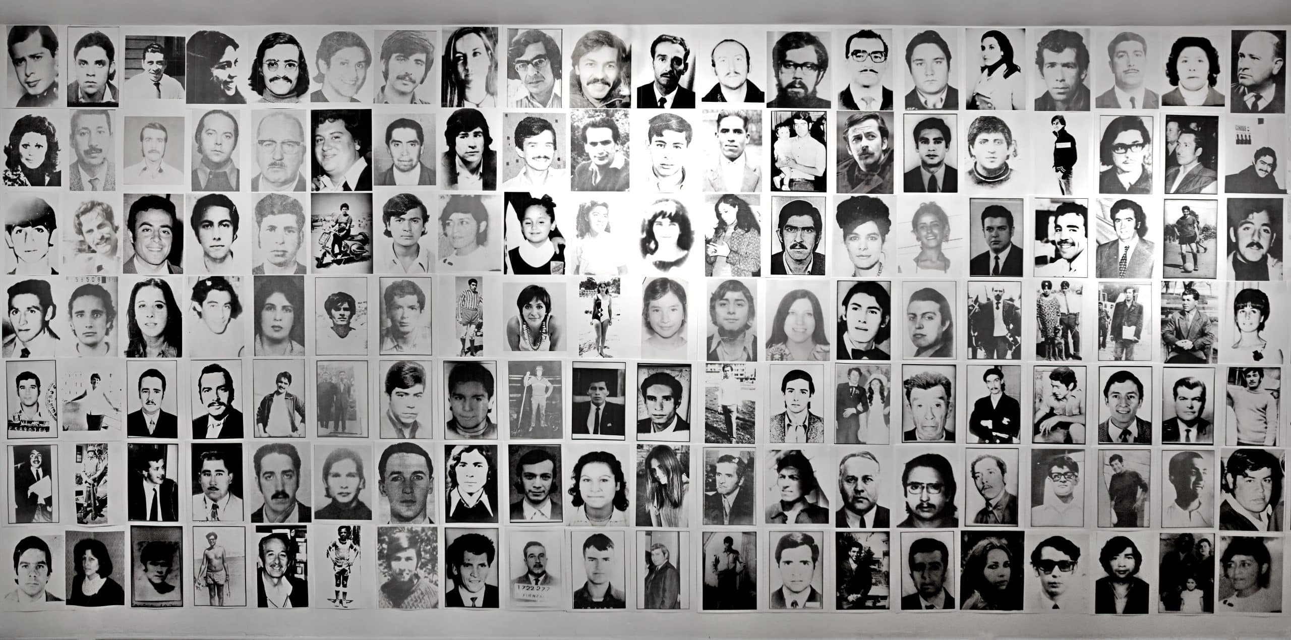 Cette oeuvre montre les portraits des disparus apr&egrave;s le coup d'&Eacute;tat de 1973 au Chili. Photo : Maury Carrera