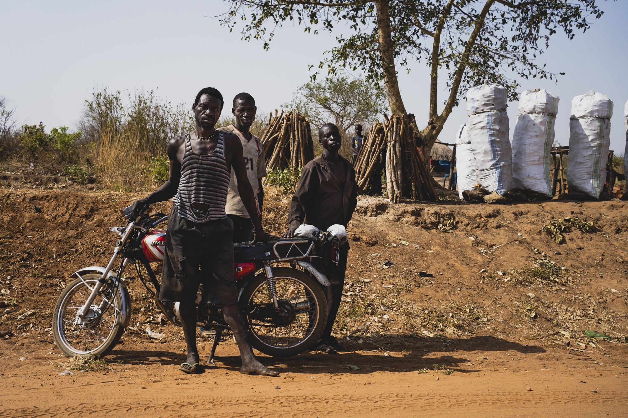 Emmanuel vend des paquets de bois aux abords des camps, proche de la for&ecirc;t de Suru. Comme les autres revendeurs, son commerce est affect&eacute; par les changements climatiques, la crise de la COVID-19 et les diff&eacute;rents confinements qui ont eu raison d&rsquo;une partie de son chiffre d&rsquo;affaires. 