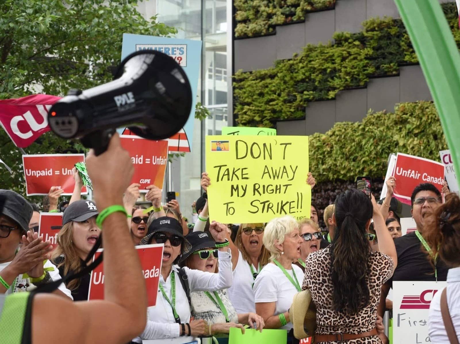 Une gr&eacute;viste d&rsquo;Air Canada brandit une affiche o&ugrave; on peut lire : &laquo;&nbsp;Ne m&rsquo;enlevez pas mon droit de gr&egrave;ve!!&nbsp;&raquo; &agrave; l&rsquo;a&eacute;roport de Vancouver, le 18 ao&ucirc;t. Photo: Emma Arkell (PressProgress)