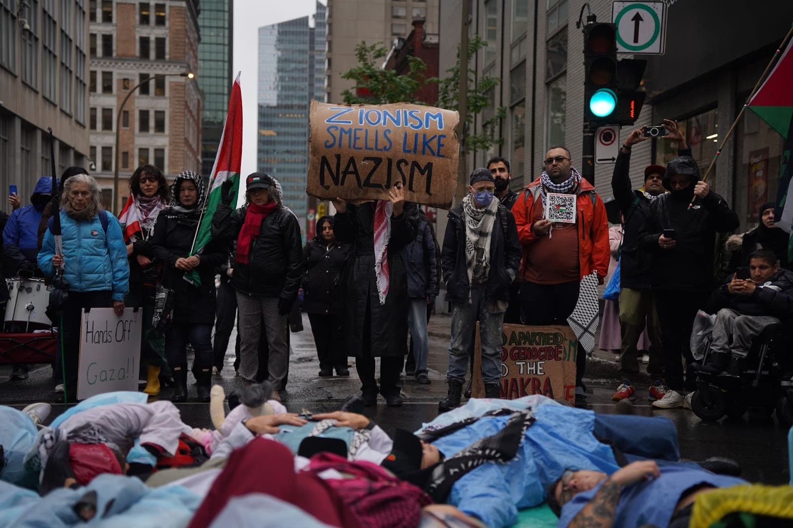 Des manifestant&middot;es se sont rassembl&eacute;&middot;es &agrave; Montr&eacute;al pour comm&eacute;morer les travailleur&middot;ses de la sant&eacute; dans le g&eacute;nocide &agrave; Gaza, le 26 mai. Photo: Oona Barrett.