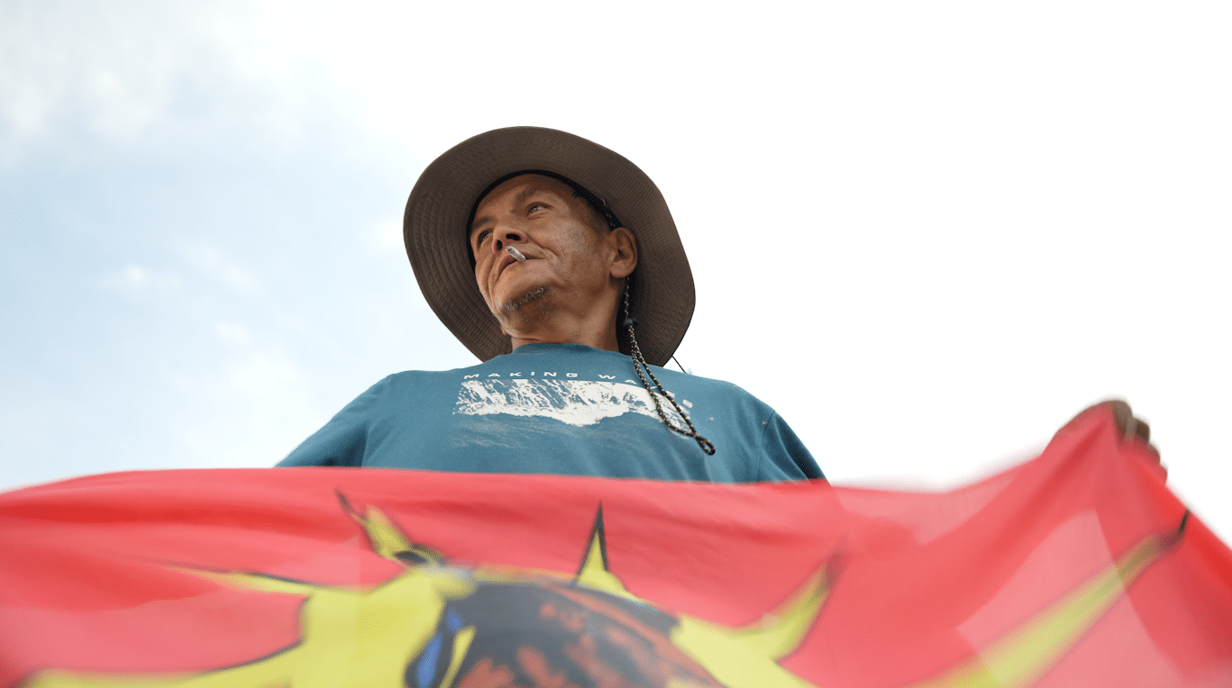 L&rsquo;attribut alt de cette image est vide, son nom de fichier est image-1024x572.png.Un activiste atikamekw brandit un drapeau Mohawk Warrior Society &agrave; la manifestation contre la r&eacute;forme du r&eacute;gime forestier, en soutien aux Premi&egrave;res Nations, le 1 er septembre. Photo: Oona Barrett